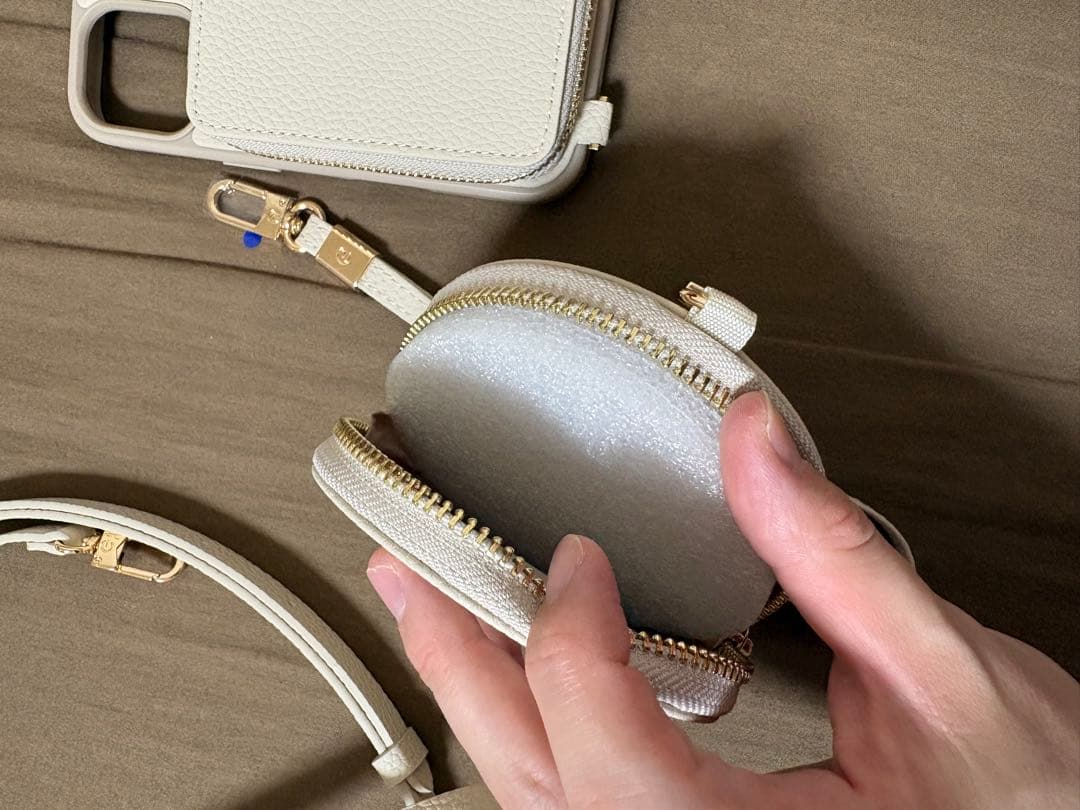 CUSTY ベージュ iPhoneケース ストラップ付き