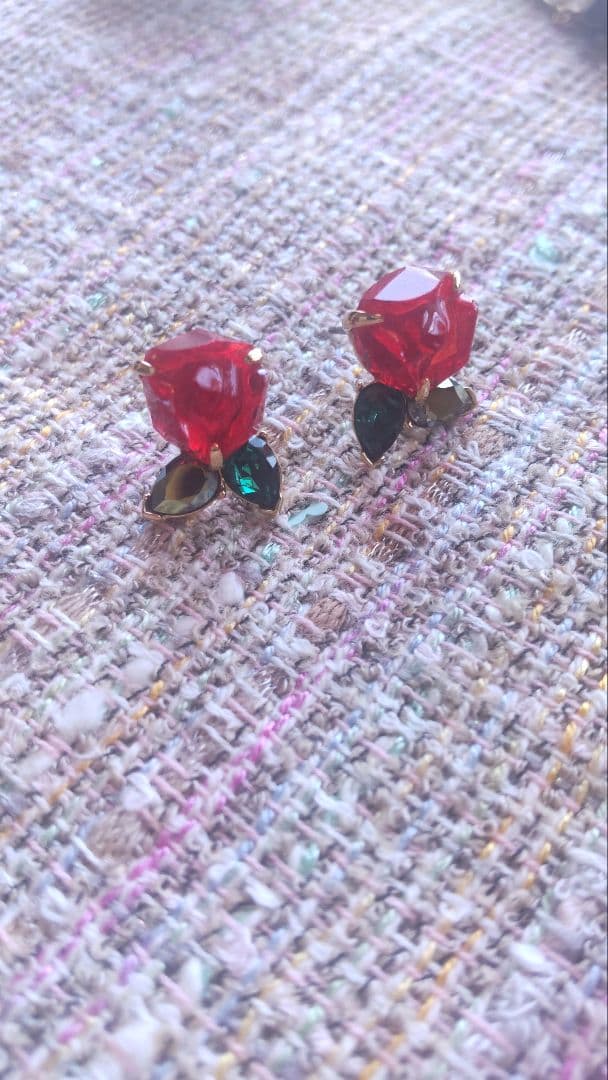 Swarovski & Disney/ 美女と野獣 赤い薔薇デザイン ピアス