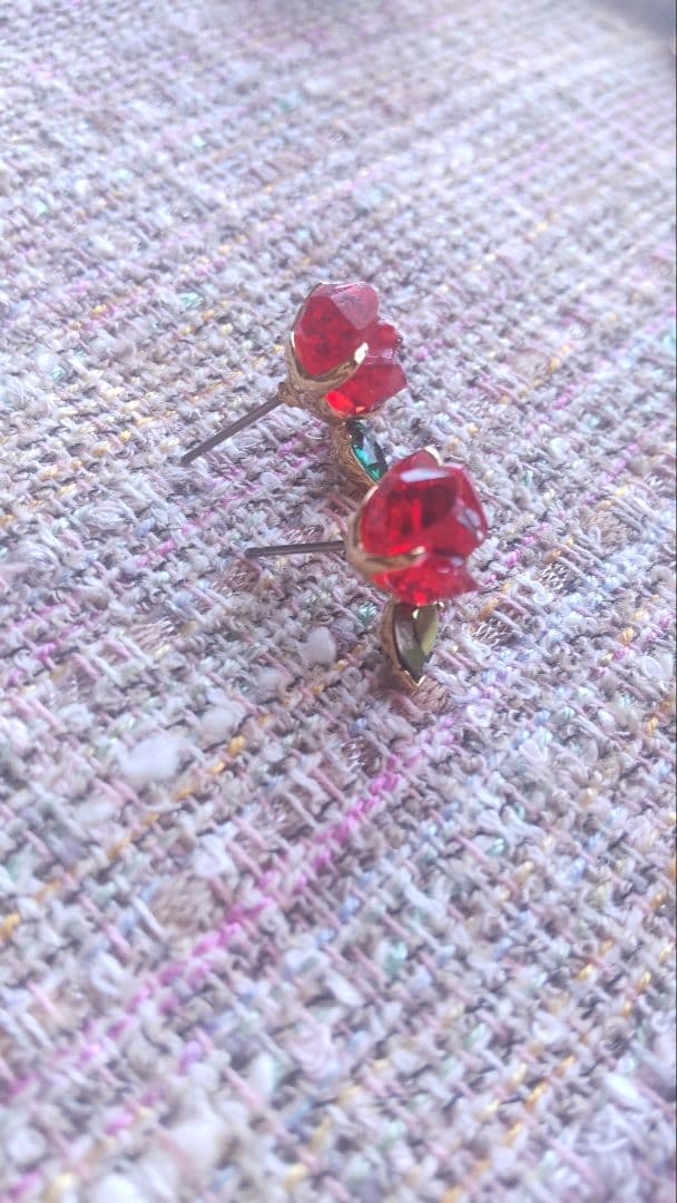 Swarovski & Disney/ 美女と野獣 赤い薔薇デザイン ピアス