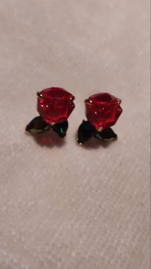 Swarovski & Disney/ 美女と野獣 赤い薔薇デザイン ピアス