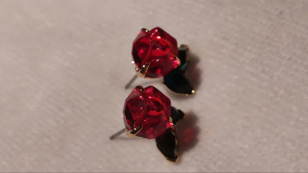 Swarovski & Disney/ 美女と野獣 赤い薔薇デザイン ピアス