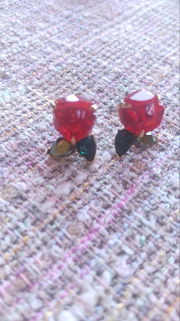 Swarovski & Disney/ 美女と野獣 赤い薔薇デザイン ピアス