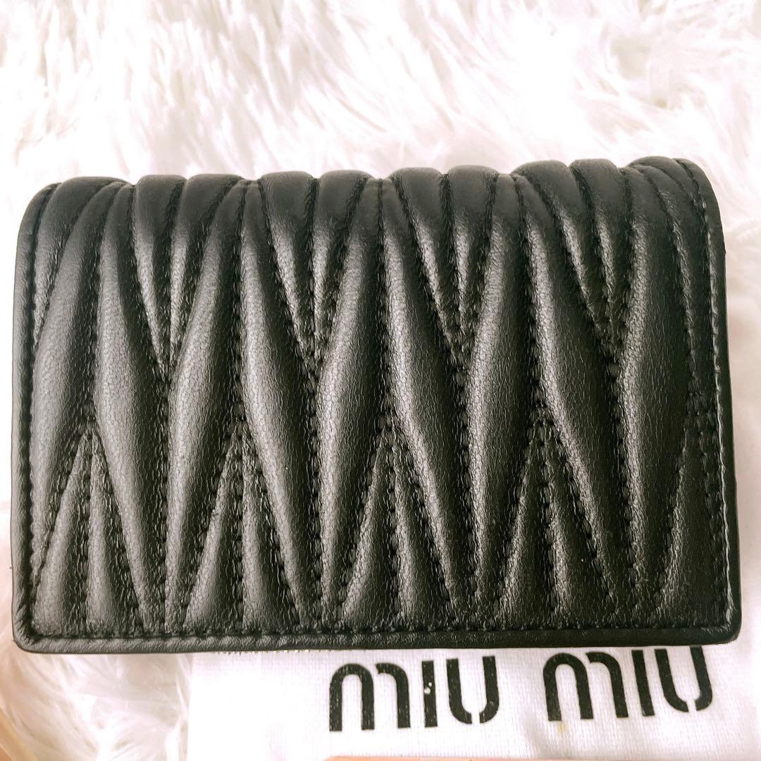 美品⭐︎miumiu マテラッセ 黒 二つ折り レザー コンパクトウォレット