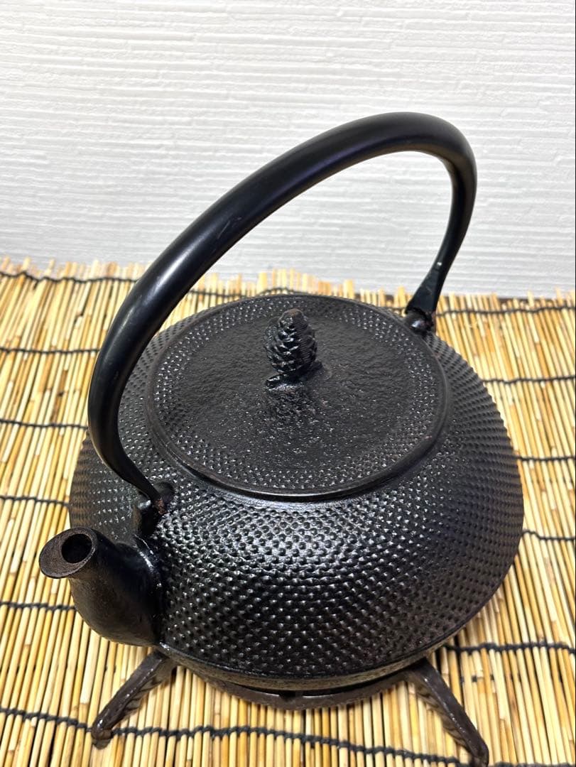 未使用、保管品　南部岩鋳造　１８型丸平アラレ　南部鉄瓶　南部鉄器　鉄瓶