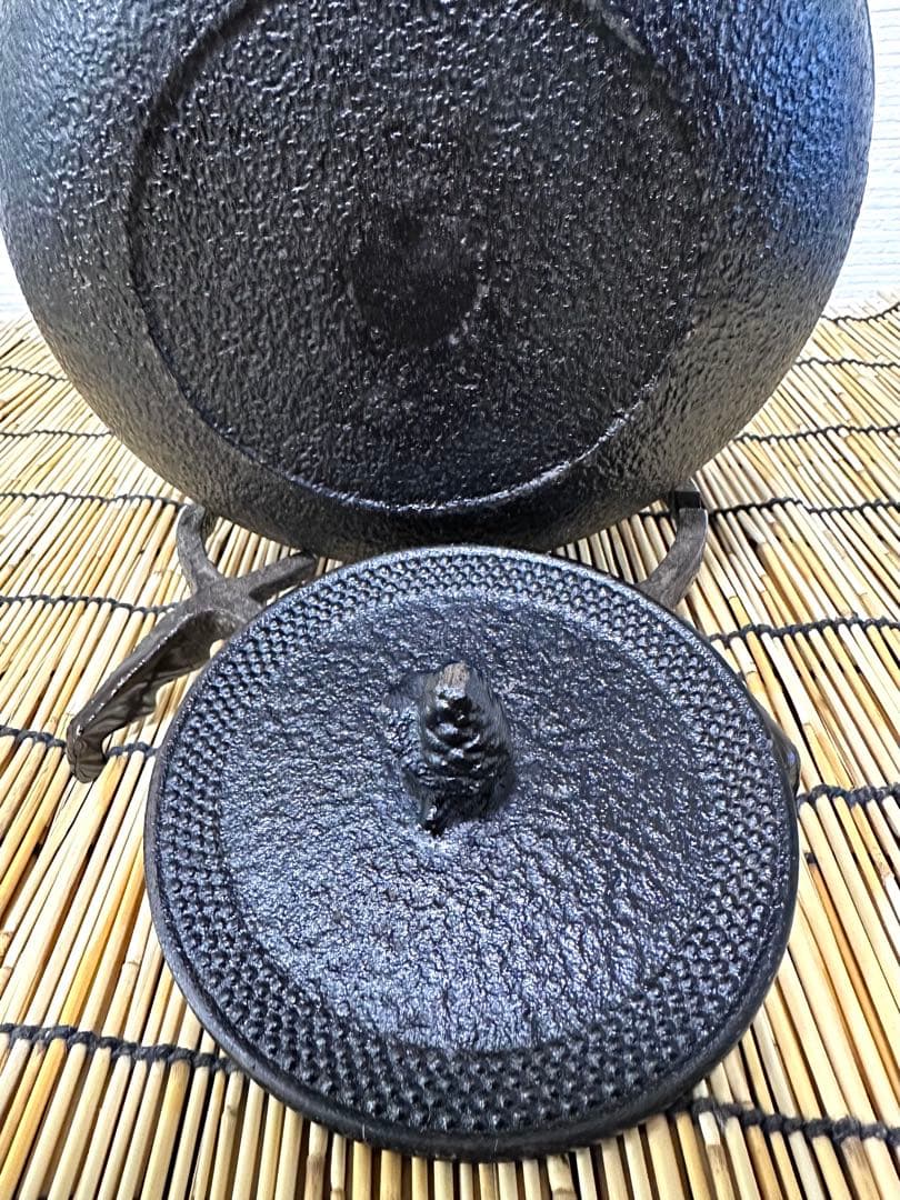 未使用、保管品　南部岩鋳造　１８型丸平アラレ　南部鉄瓶　南部鉄器　鉄瓶