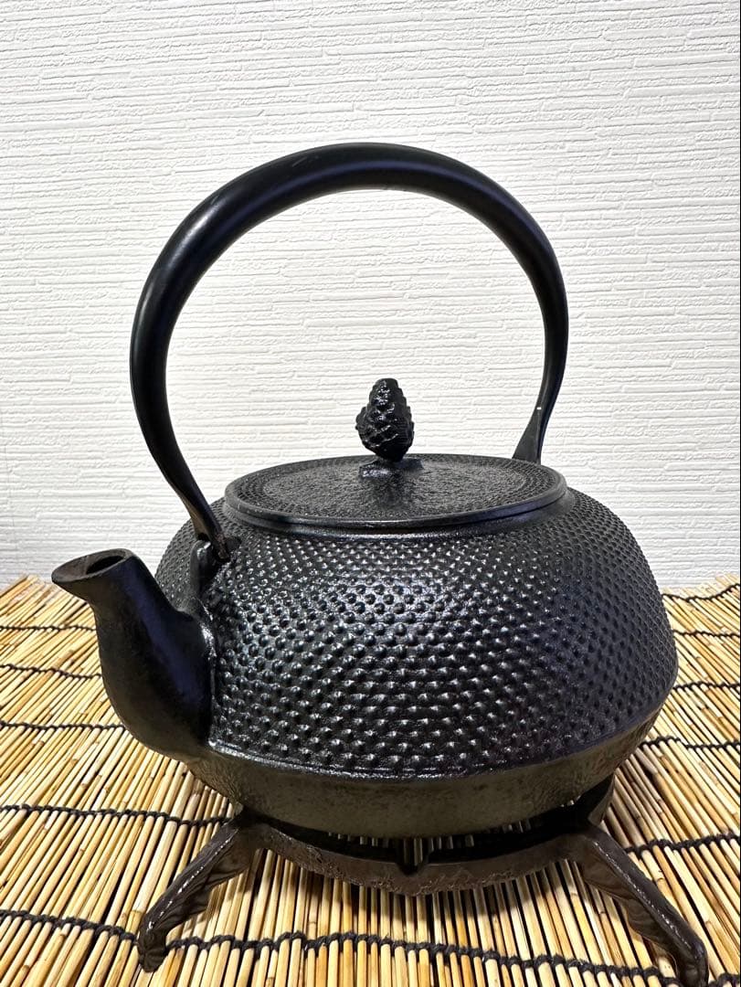 未使用、保管品　南部岩鋳造　１８型丸平アラレ　南部鉄瓶　南部鉄器　鉄瓶