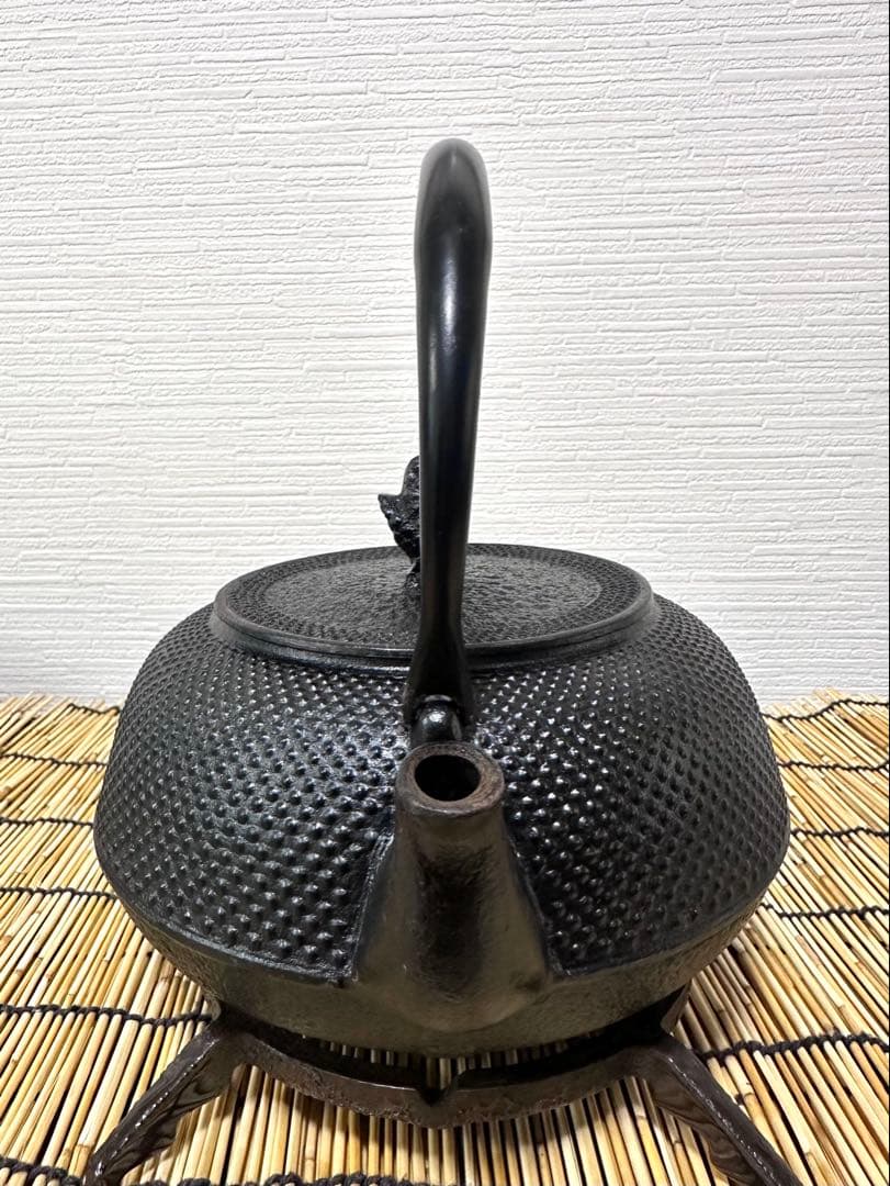 未使用、保管品　南部岩鋳造　１８型丸平アラレ　南部鉄瓶　南部鉄器　鉄瓶