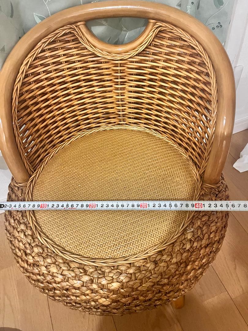 ナチュラル素材のカラフルクッション付き椅子