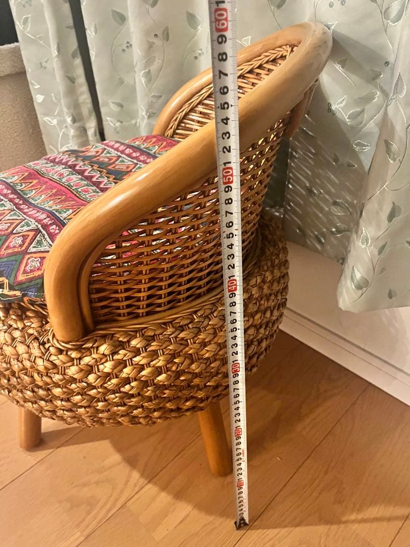 ナチュラル素材のカラフルクッション付き椅子