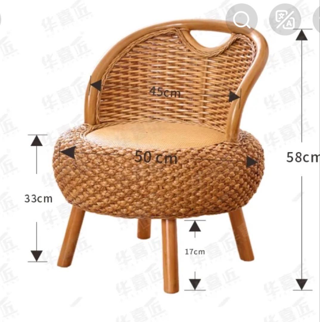 ナチュラル素材のカラフルクッション付き椅子