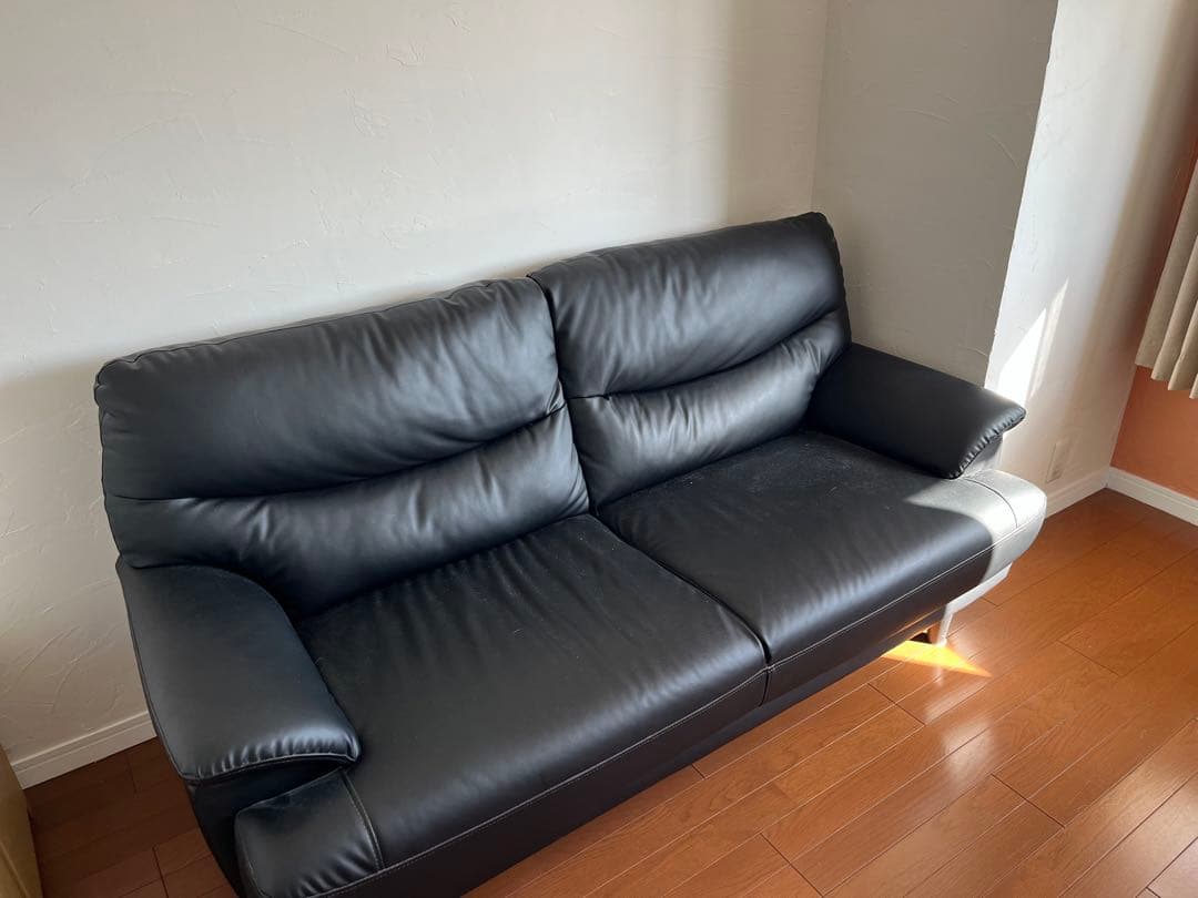 正　黒の合成皮革 2人掛けソファ