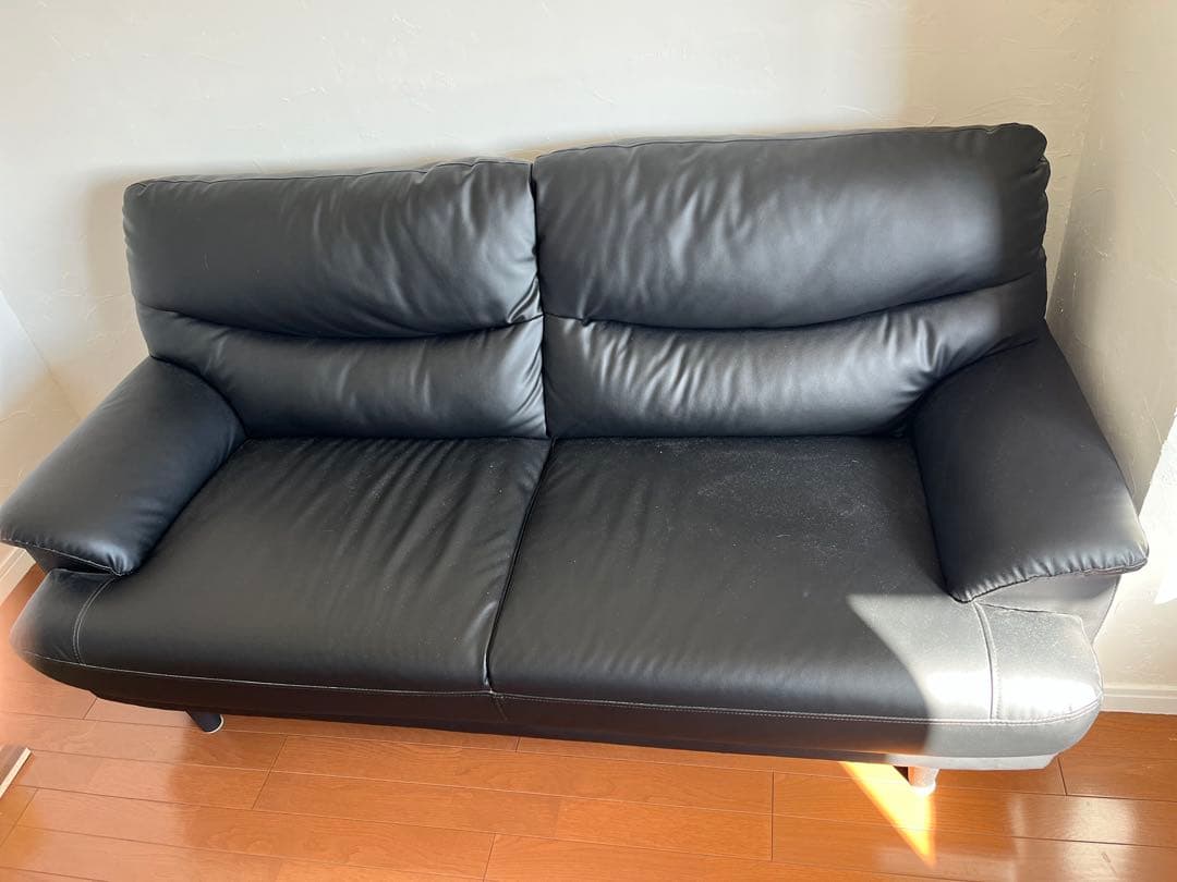 正　黒の合成皮革 2人掛けソファ