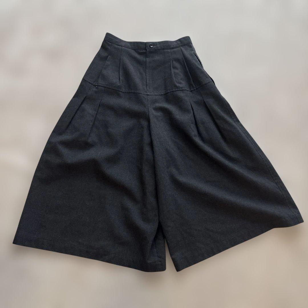 美品【ウール100】トリココムデギャルソン　キュロットパンツM 濃灰　タック入り