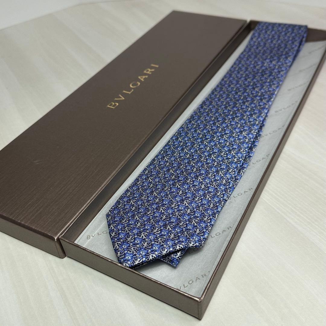 極美品☆ブルガリ☆ネクタイ☆箱付☆ブルー☆シルバー☆虎柄☆アニマル柄☆545