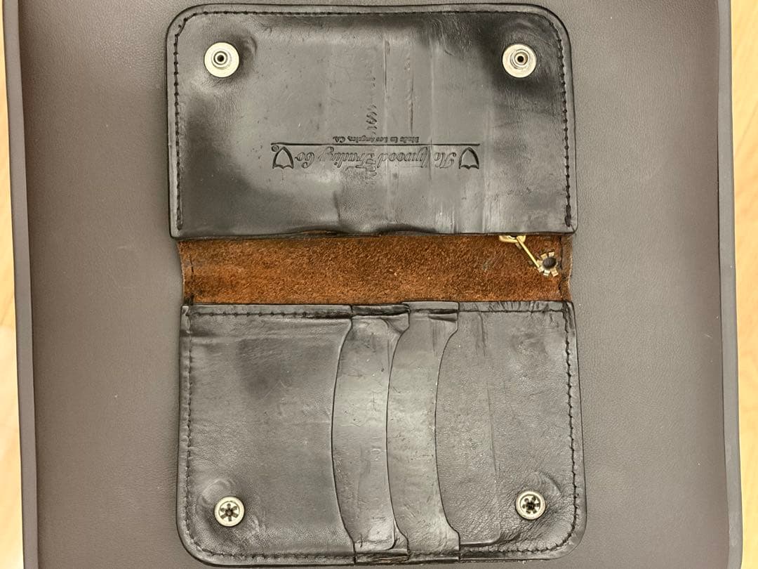 HTC 二つ折り財布　スタッズ