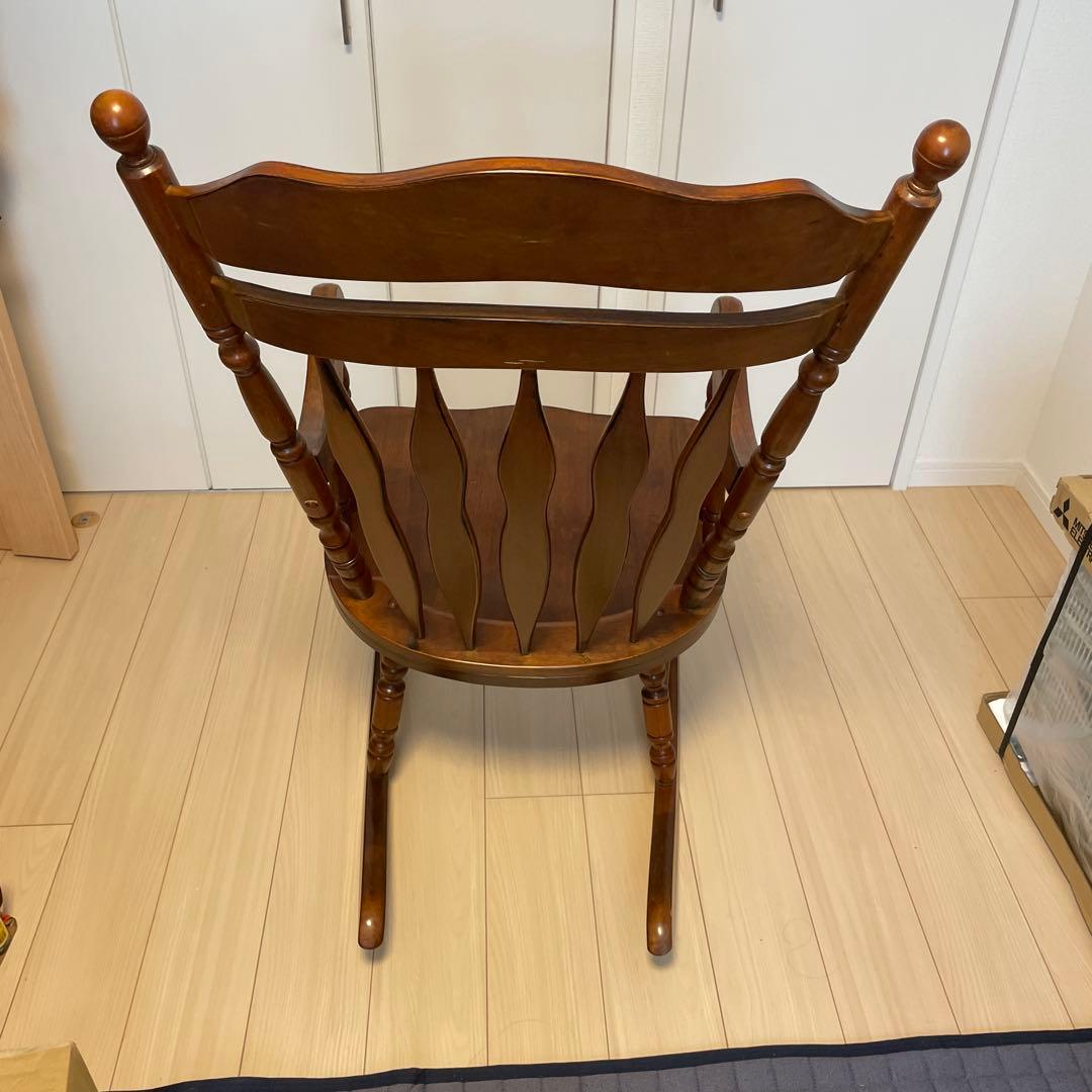 木製ロッキングチェア 花模様付き