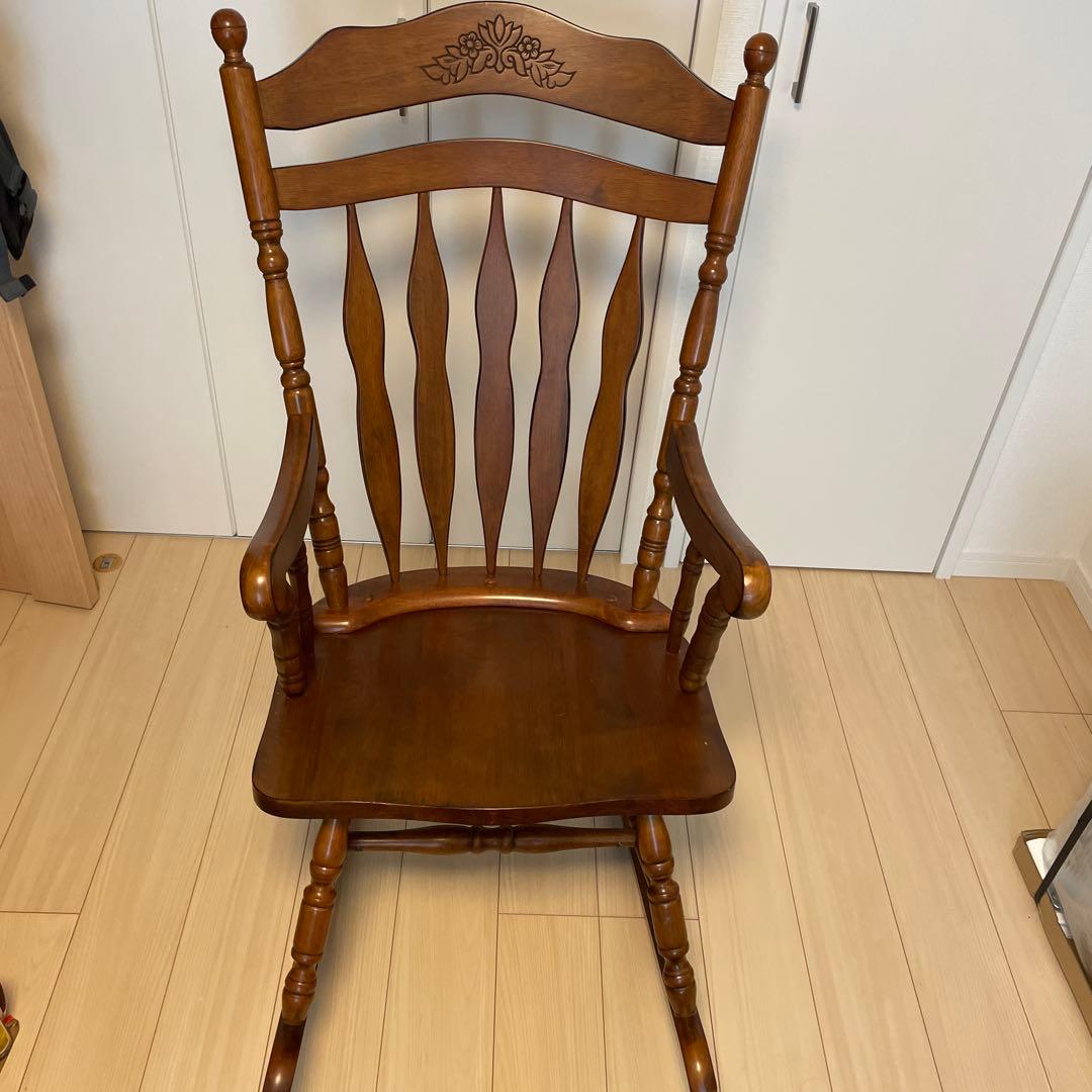 木製ロッキングチェア 花模様付き