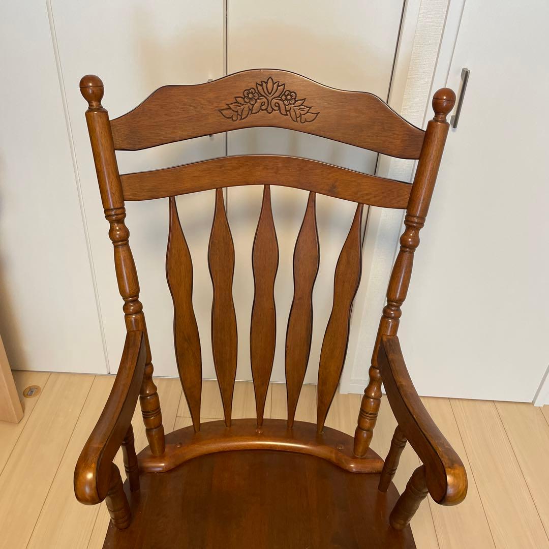 木製ロッキングチェア 花模様付き