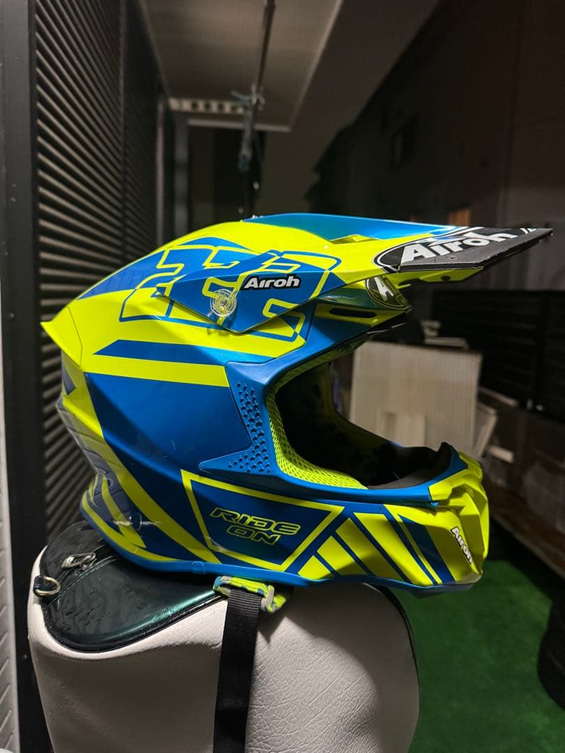 Airoh C8 フルフェイスヘルメット 青・黄