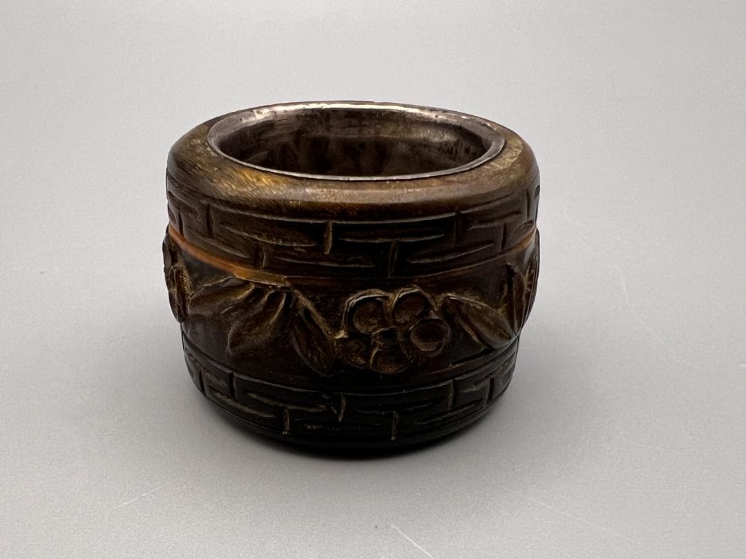 東泰堂専用　角彫　親指リング　斑指　泰昌在銘　竹梅　回字文　手彫　内銀　約17g