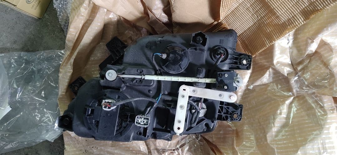 UDトラックス 右ヘッドライトAssy中古