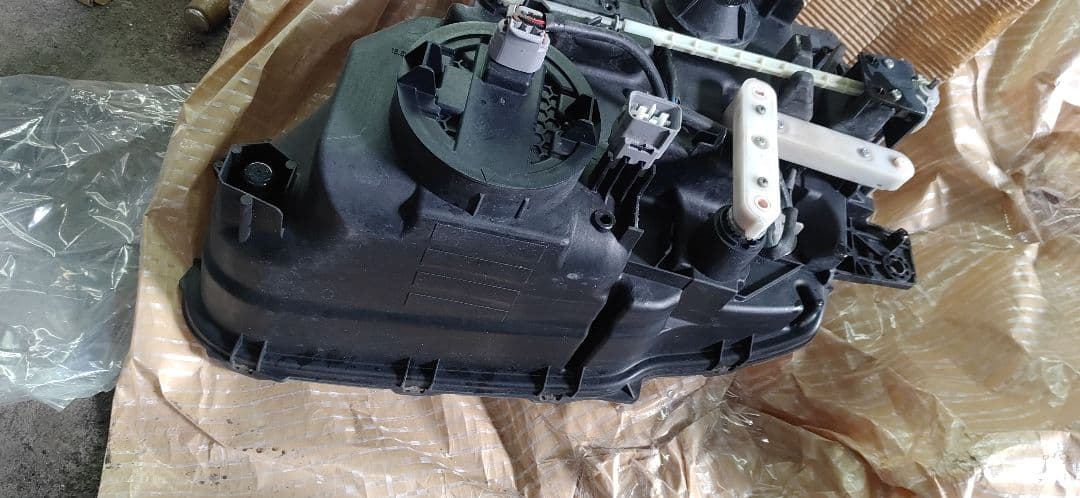 UDトラックス 右ヘッドライトAssy中古