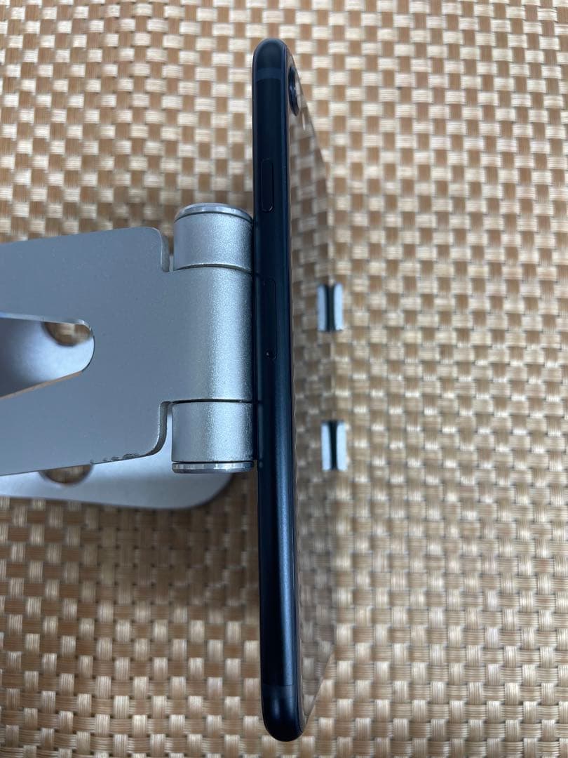 iPhone SE第3世代 64 GBミッドナイトSIMフリー【9909】