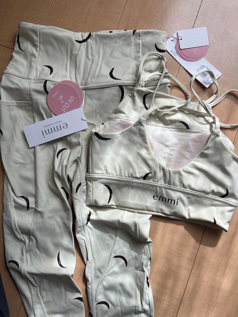 emmi ヨガウェアセット クリーム色 月模様　⚠️サイズが違います