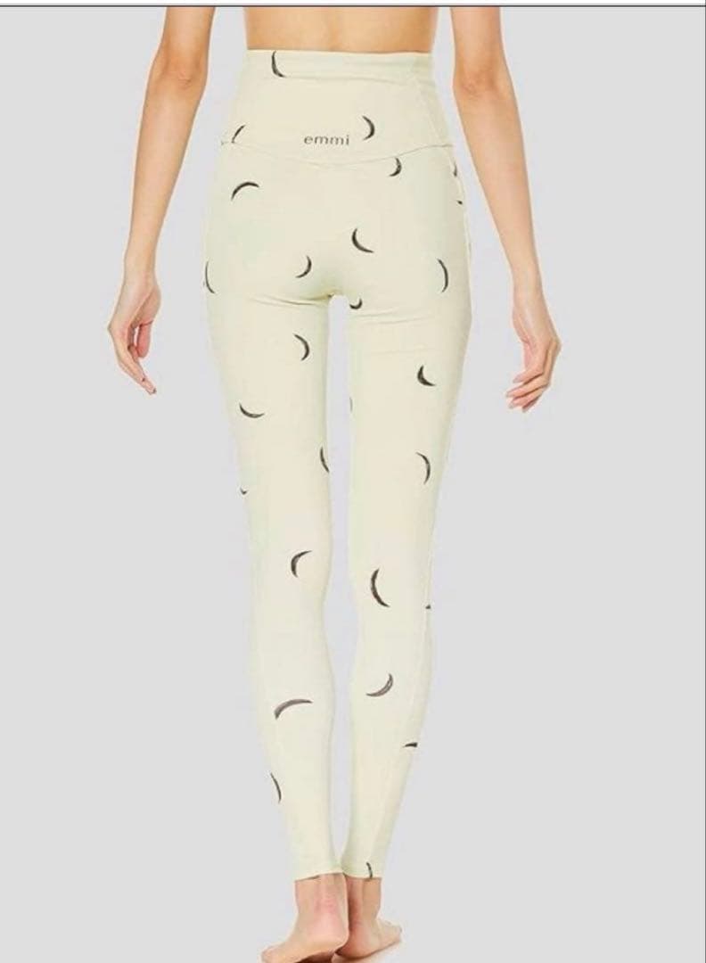 emmi ヨガウェアセット クリーム色 月模様　⚠️サイズが違います