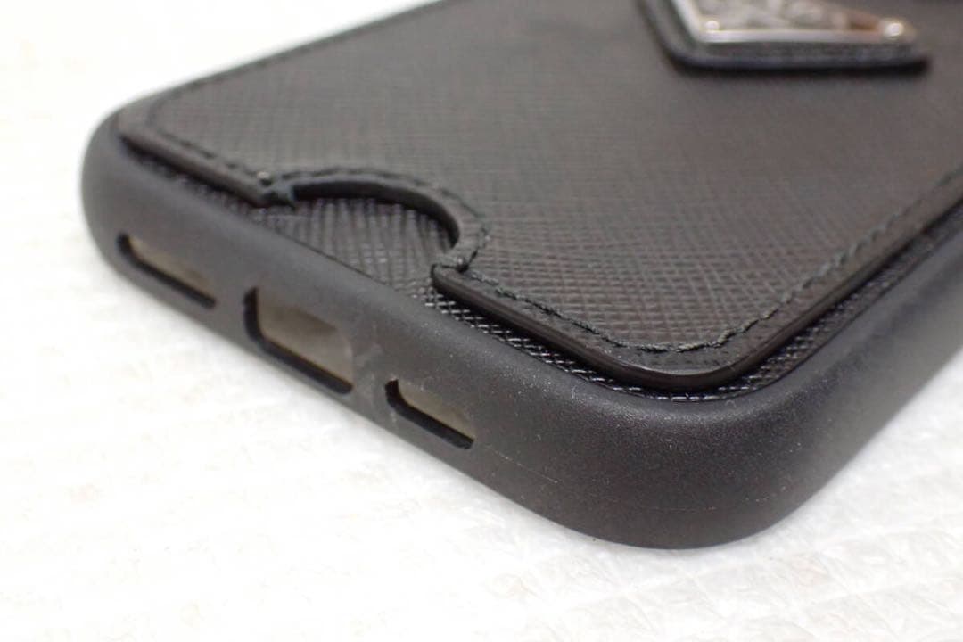 PRADA サフィアーノレザー iPhone16pro用ケース