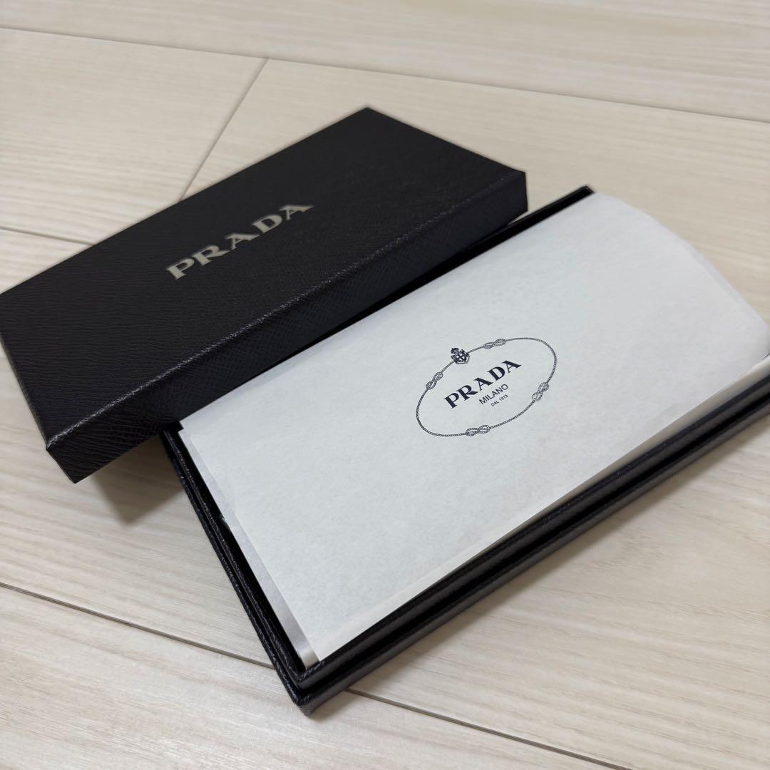 PRADA サフィアーノレザー iPhone16pro用ケース