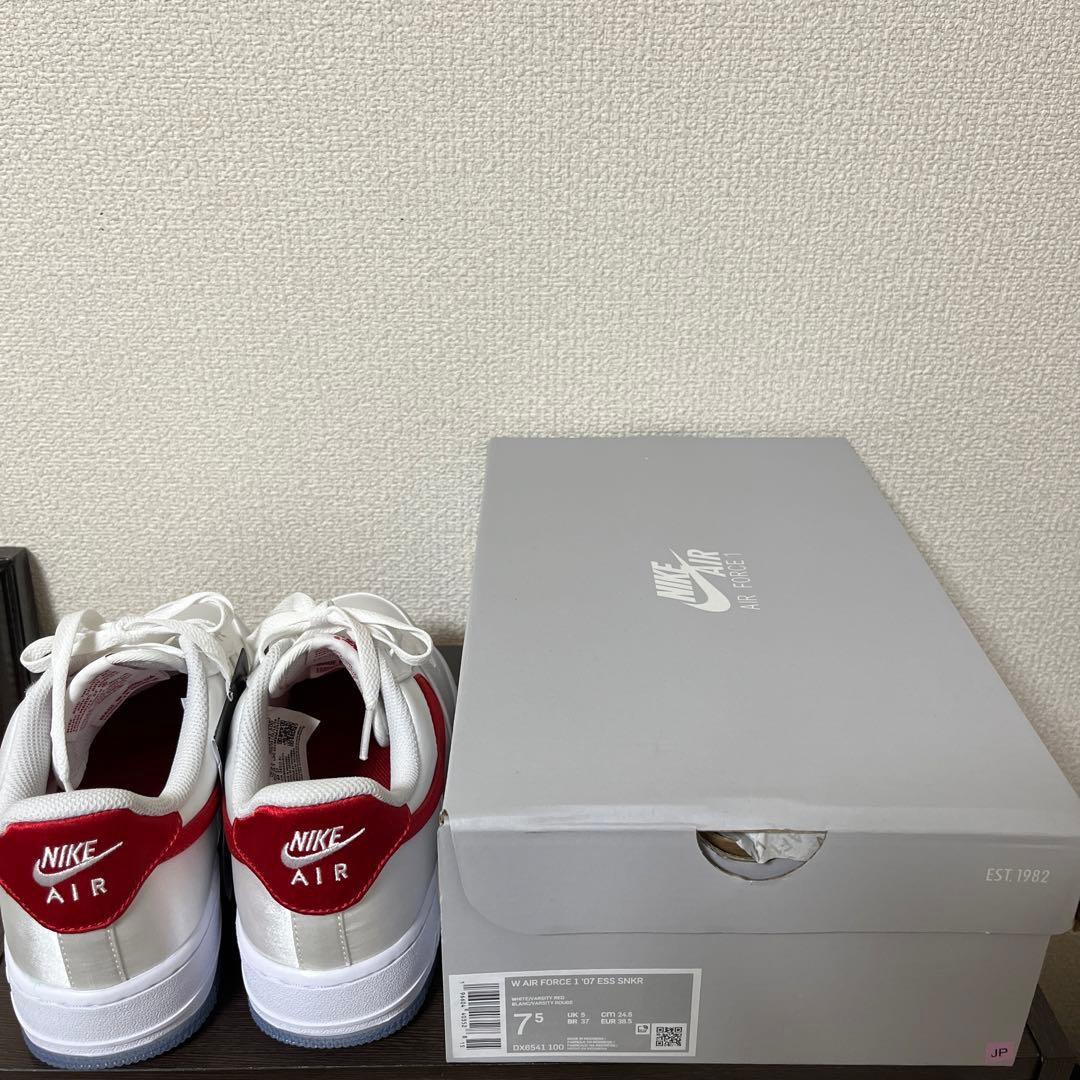 NIKE エアフォース1 07 ESS SNKR DX6541 100