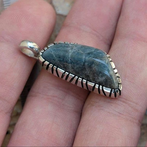 ハンドメイドの入りコン沢トップ　ペンダントトップ　糸魚川翡翠