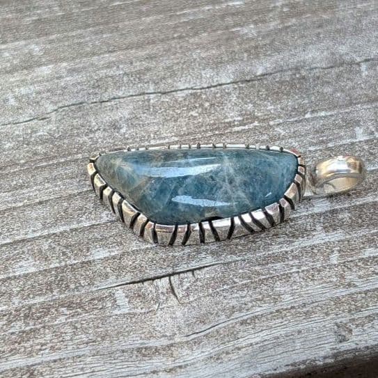 ハンドメイドの入りコン沢トップ　ペンダントトップ　糸魚川翡翠