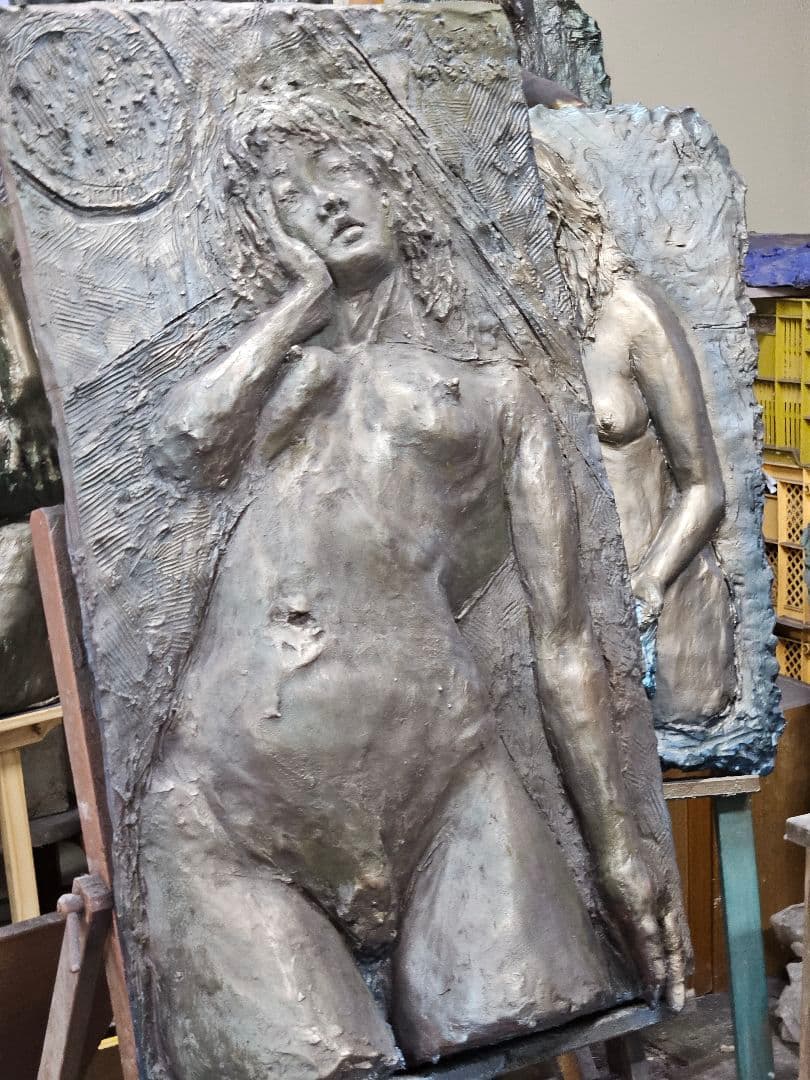 彫刻レリーフ悲しみを乗り越えて