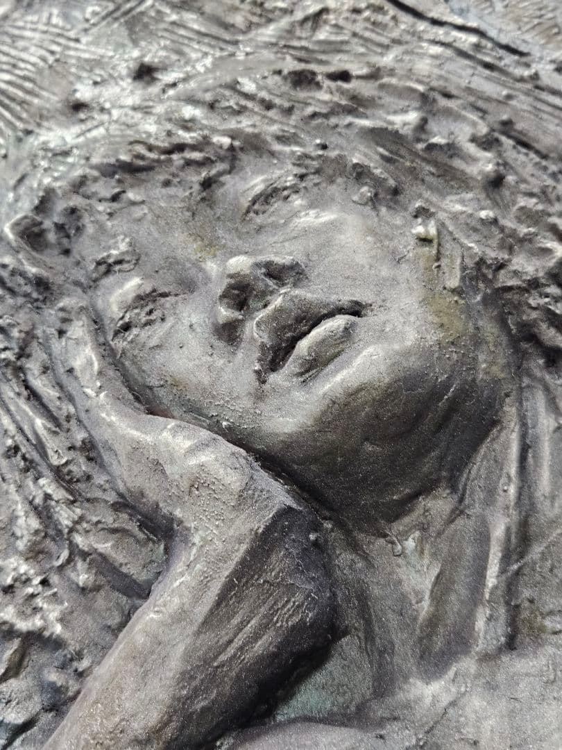 彫刻レリーフ悲しみを乗り越えて