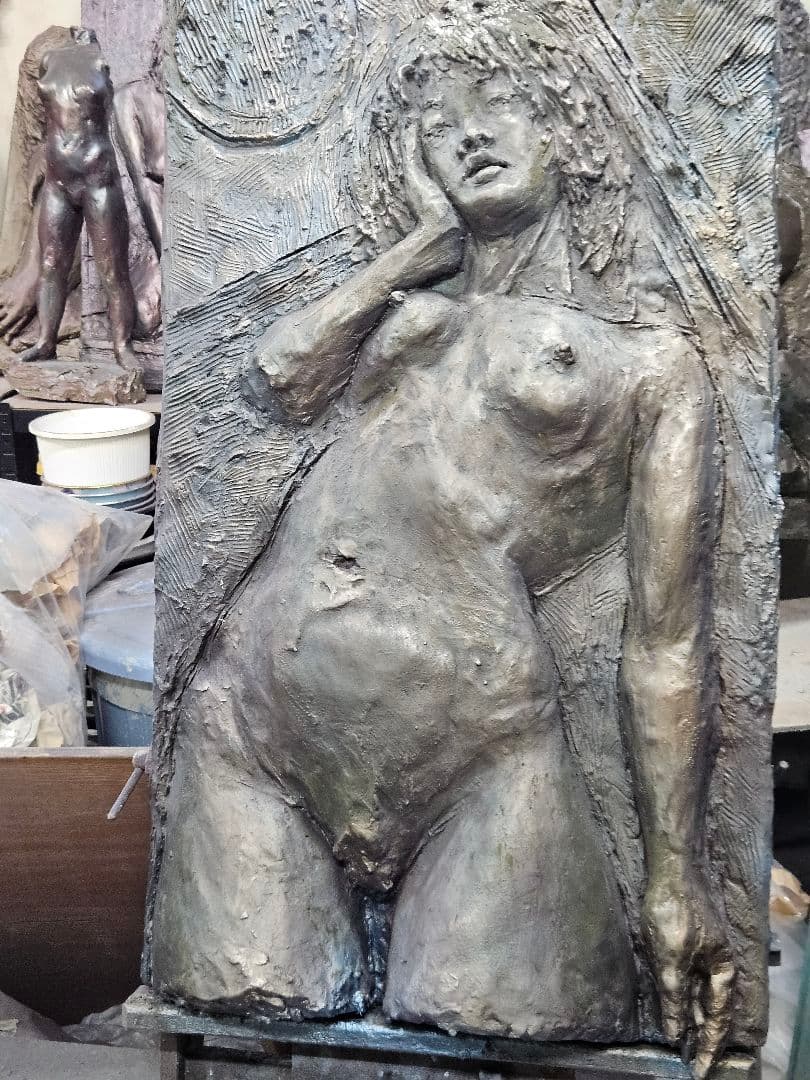 彫刻レリーフ悲しみを乗り越えて