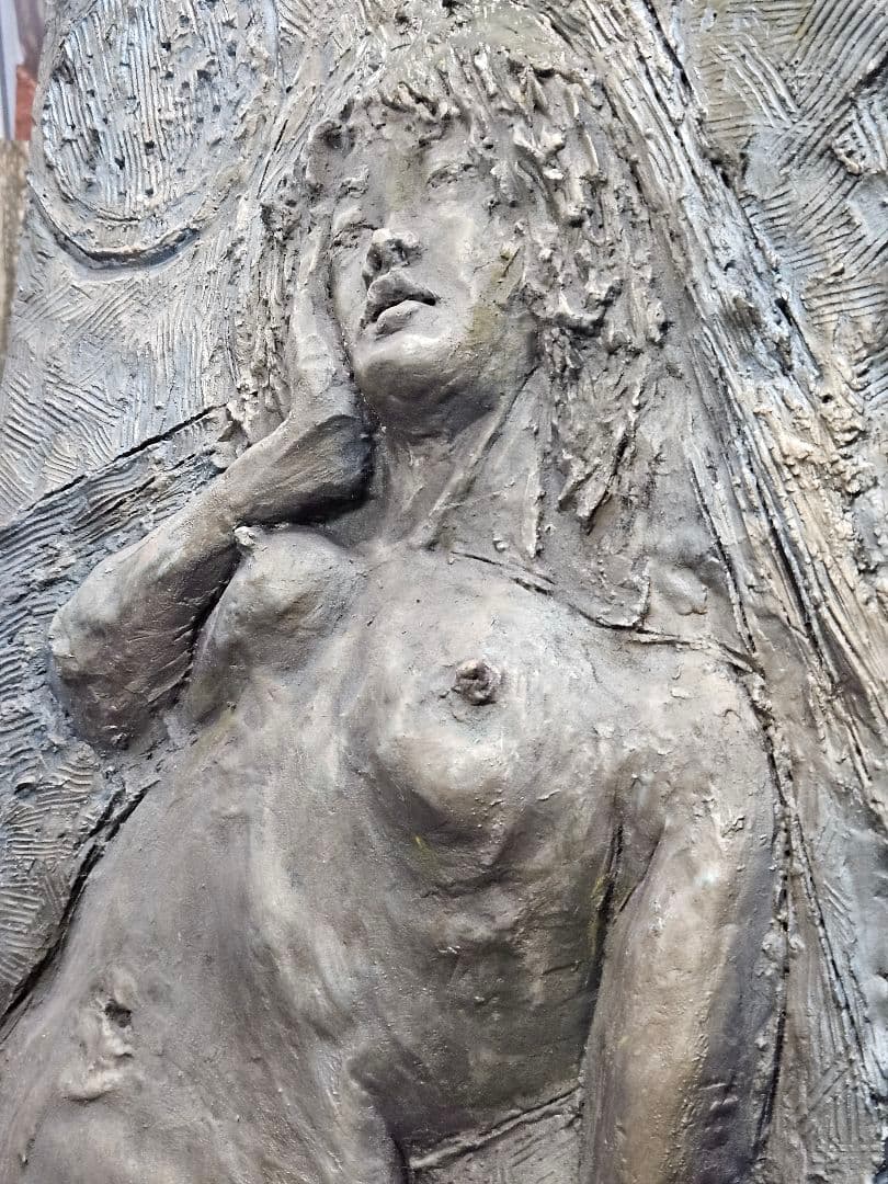 彫刻レリーフ悲しみを乗り越えて