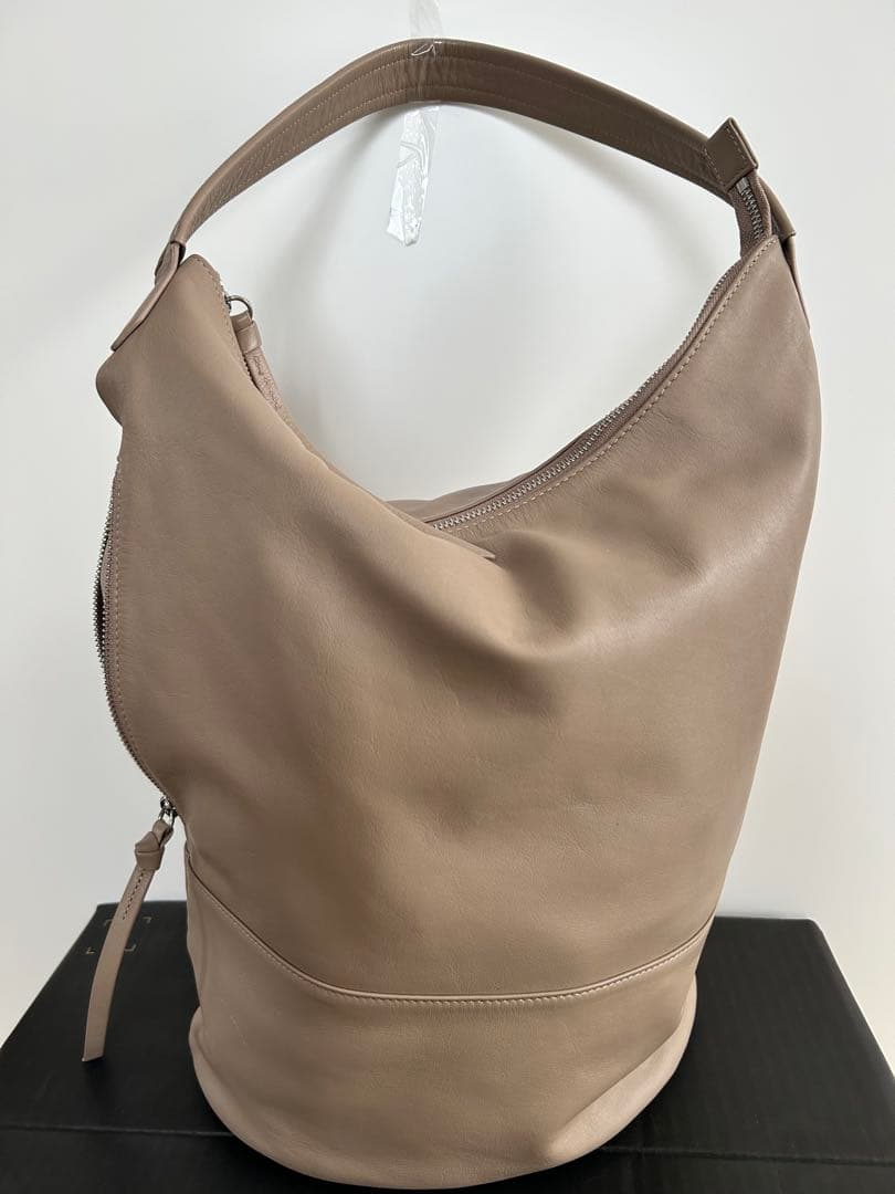 7K4です。Hoaw.　ワンショルダーバッグ　トートバッグ　トープ　本革