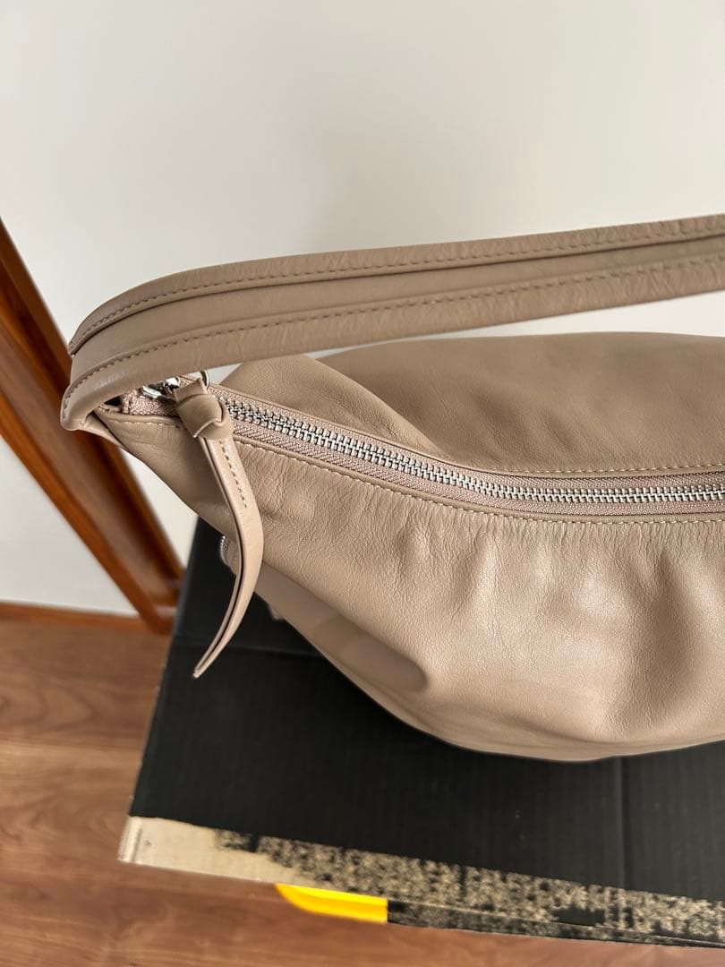 7K4です。Hoaw.　ワンショルダーバッグ　トートバッグ　トープ　本革