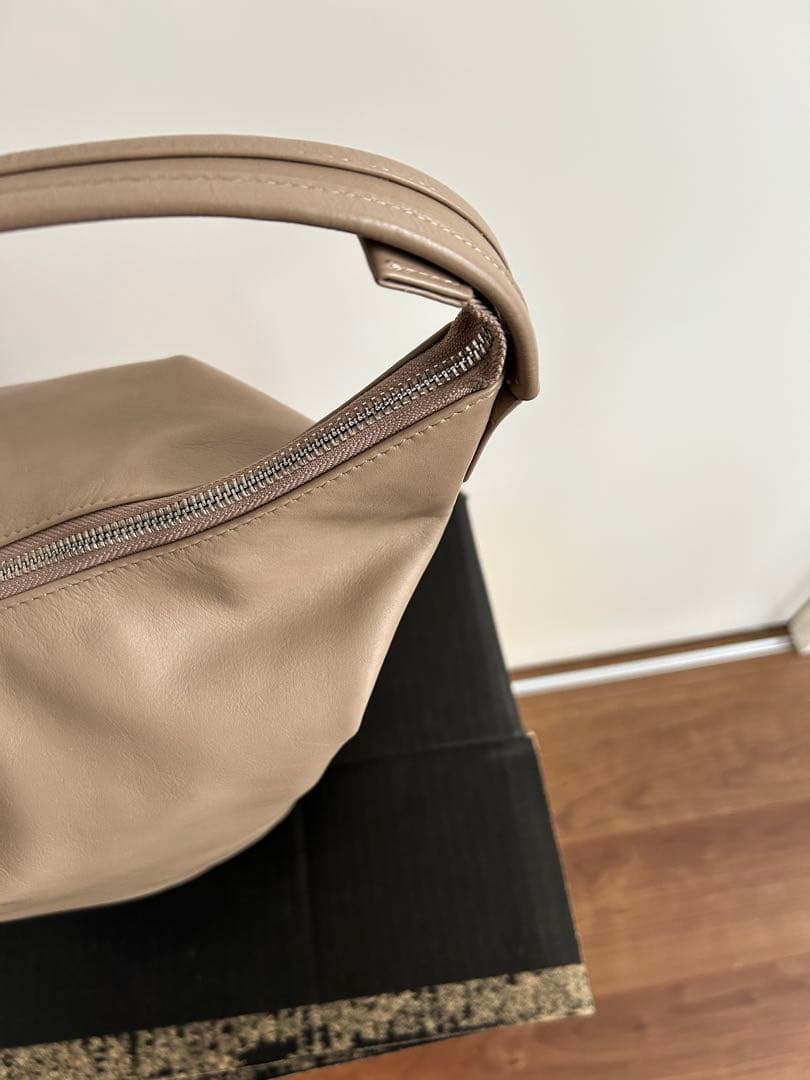 7K4です。Hoaw.　ワンショルダーバッグ　トートバッグ　トープ　本革