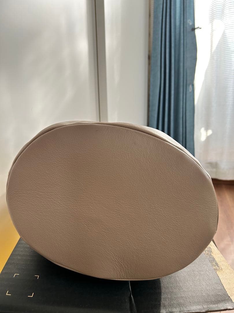 7K4です。Hoaw.　ワンショルダーバッグ　トートバッグ　トープ　本革