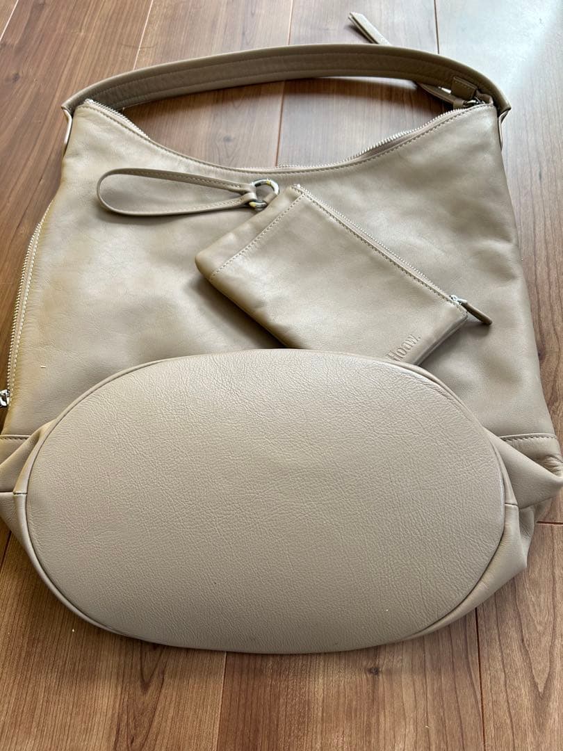 7K4です。Hoaw.　ワンショルダーバッグ　トートバッグ　トープ　本革