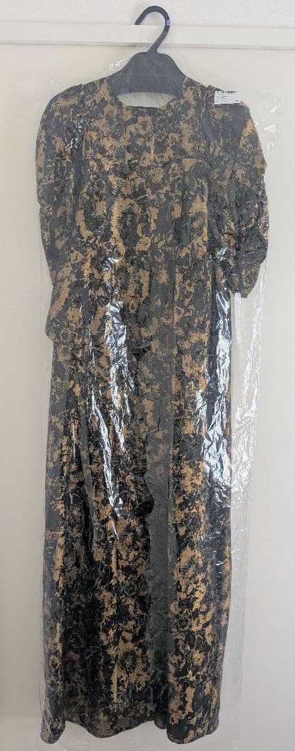 黒と金の花柄マキシドレス