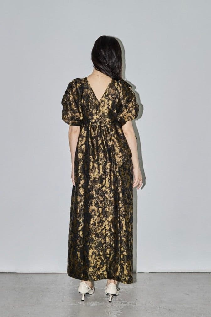 黒と金の花柄マキシドレス