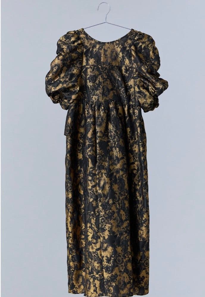 黒と金の花柄マキシドレス