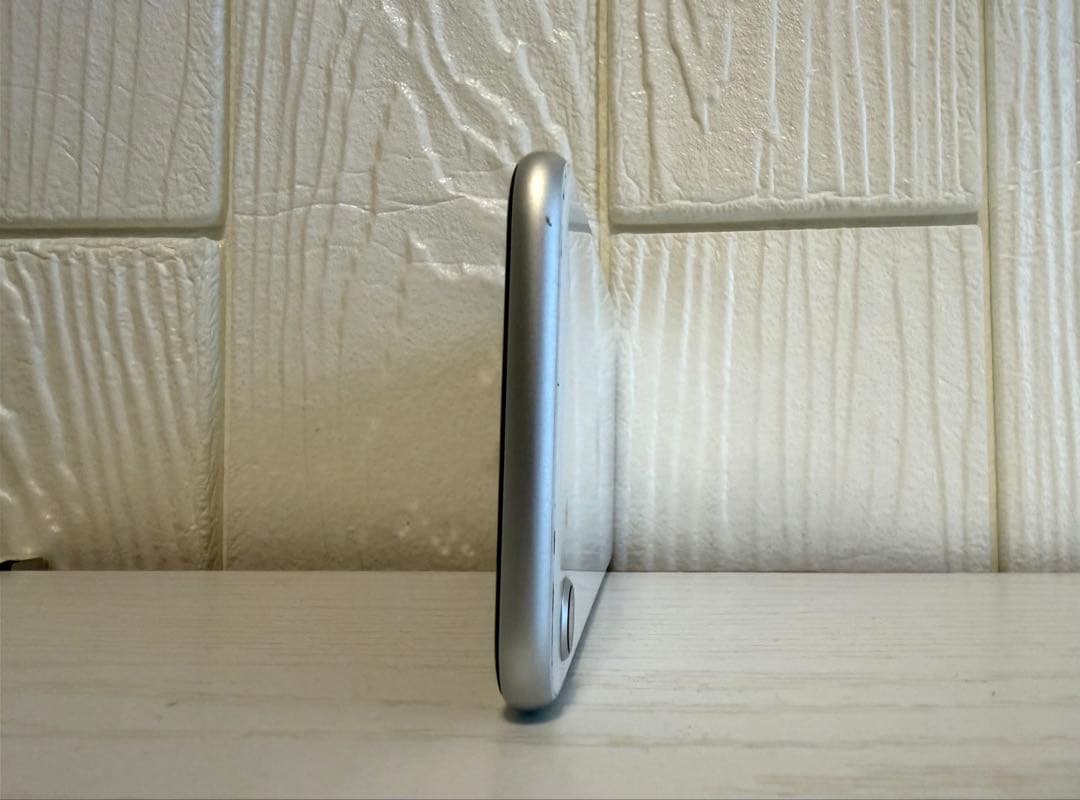 Apple iPhone SE 第3世代 64GB スターライト　ホワイト　白