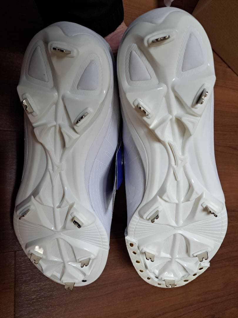 新品ミズノ野球金具スパイク　白　28㎝　マジックテープ式　右足ピ革付