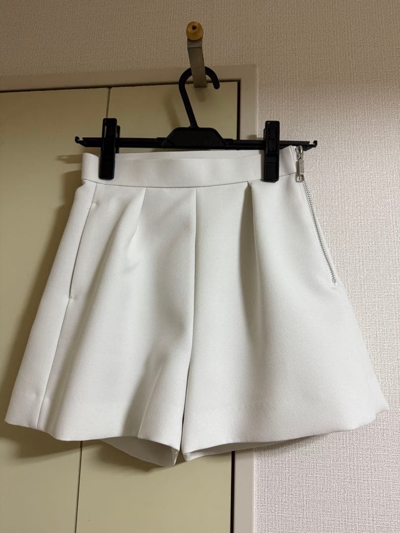 【新品・未使用】シェリエ　sheller ホワイト　ショートパンツ