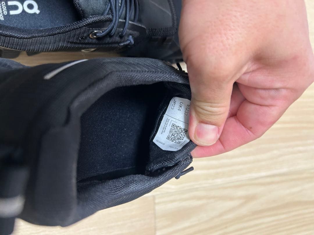 美品 On オン クラウド5 ウォータープルーフ 軽量 防水 黒